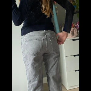 Gråa lågmidjade jeans - Säljer dom här gråa lågmidjade jeansen då dom inte kommer till användning💗 Lågmidjade och lite baggy💗 Köpt för 500 säljer för 300💗