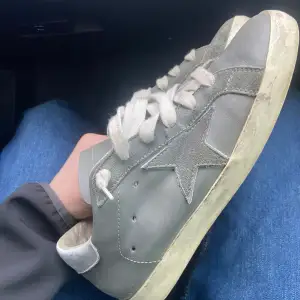 Riktigt fett Golden goose✅Använda ett fåtal gånger✅True to size✅Hör av er vid funderingar✅Äkta såklart✅