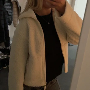 Jacka - Den har använts någon gång bara och kommer inte till användning längre💞 Jättefin till våren eller hösten!! 