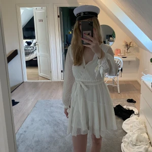 Vit klänning - (Samma modell som min förra annons men har två olika storlekar) Perfekt till studenten! Går att knyta i midjan och har dragkedja i ryggen 🫶🏼