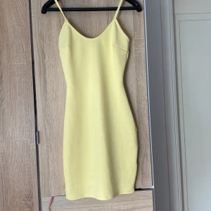 Klänning  - Gul sommar klänning i storlek S