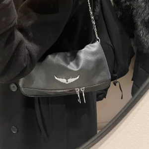 Zadig väska  - Säljer denna Zadig liknande väska som är i fint skick, inga defekter osv