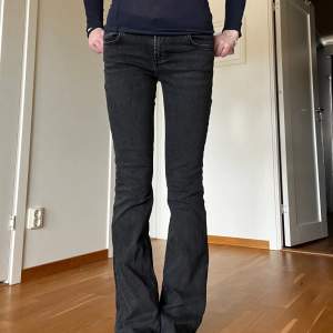 Säljer dessa svarta jeans från zara då de inte kommer till användning. Storlek 36 men passar mig som oftast har 34 i storlek. Köpt för 399, nypris 299. Använda fåtals gånger och i mycket bra skick.