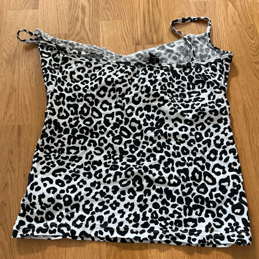 Så gulligt linne med leopard mönster som är perfekt och trendigt till i sommar🤗❣️ Storlek S men skulle säga att det är lite mer som en M, men det beror på hur man vill att den ska sitta! . Toppar.