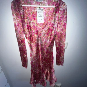  Sommar klänning  - Jätte fin blommig sommar klänning från Zara. Tyvärr passade den inte mig, bara testad och prislapp finns kvar. 