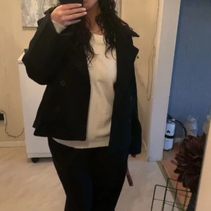 Kappa  - Säljer denna slutsålda kappan från veromoda, använd några gånger men inga defekter eller stor tecken på användning, köpte för 1200, passar både s och xs. 