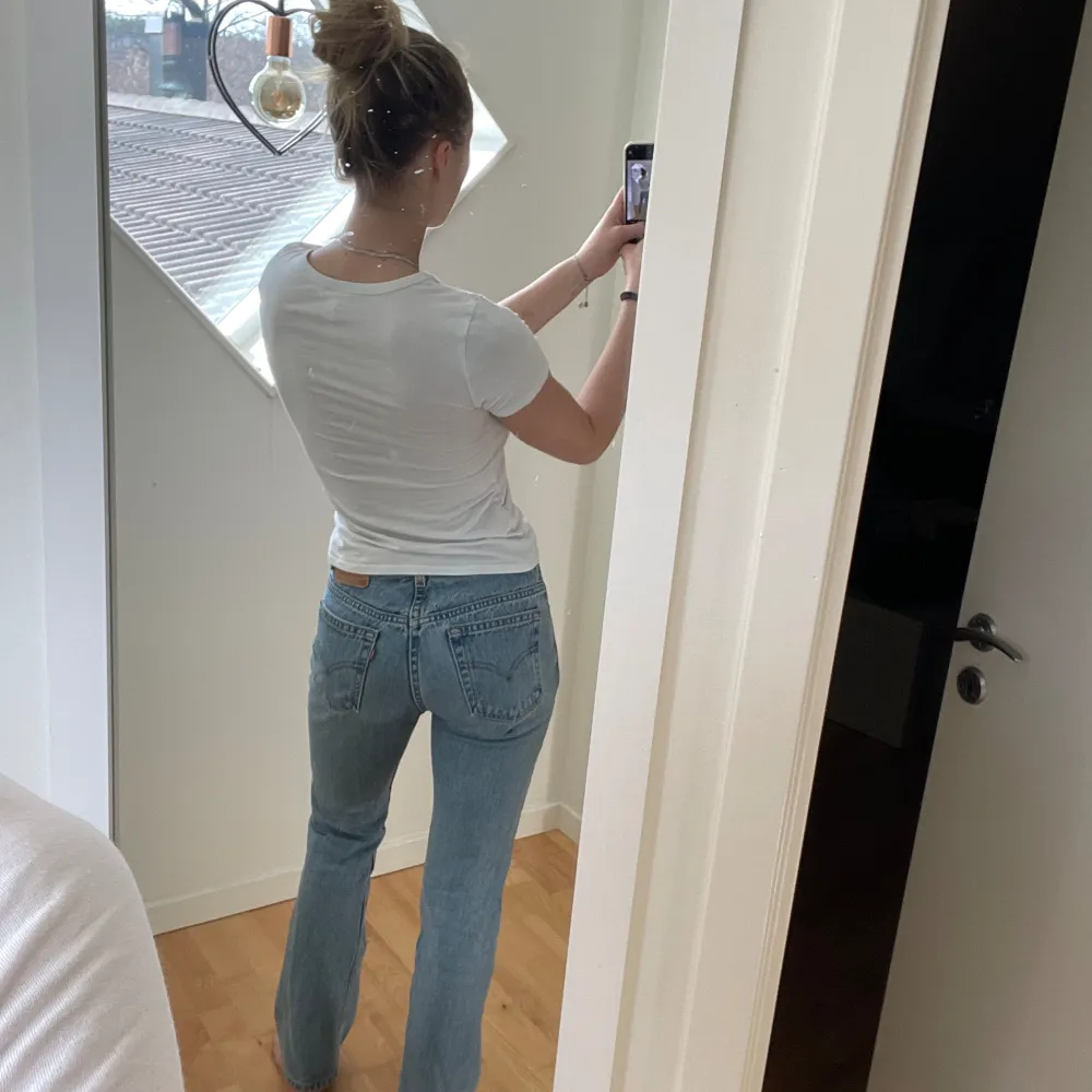 Levis jeans 505, straight leg  Tillräckligt långa på mig som är 171  Köpa secondhand för 550 kr  Bra skick . Jeans & Byxor.