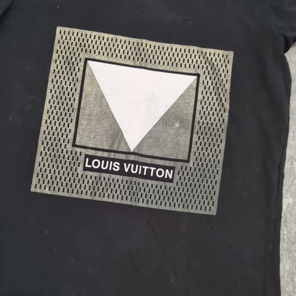 Snygg Svart T-shirt strl L Louis Vuitton (fake) Den är i bra beg skick. T-shirts.
