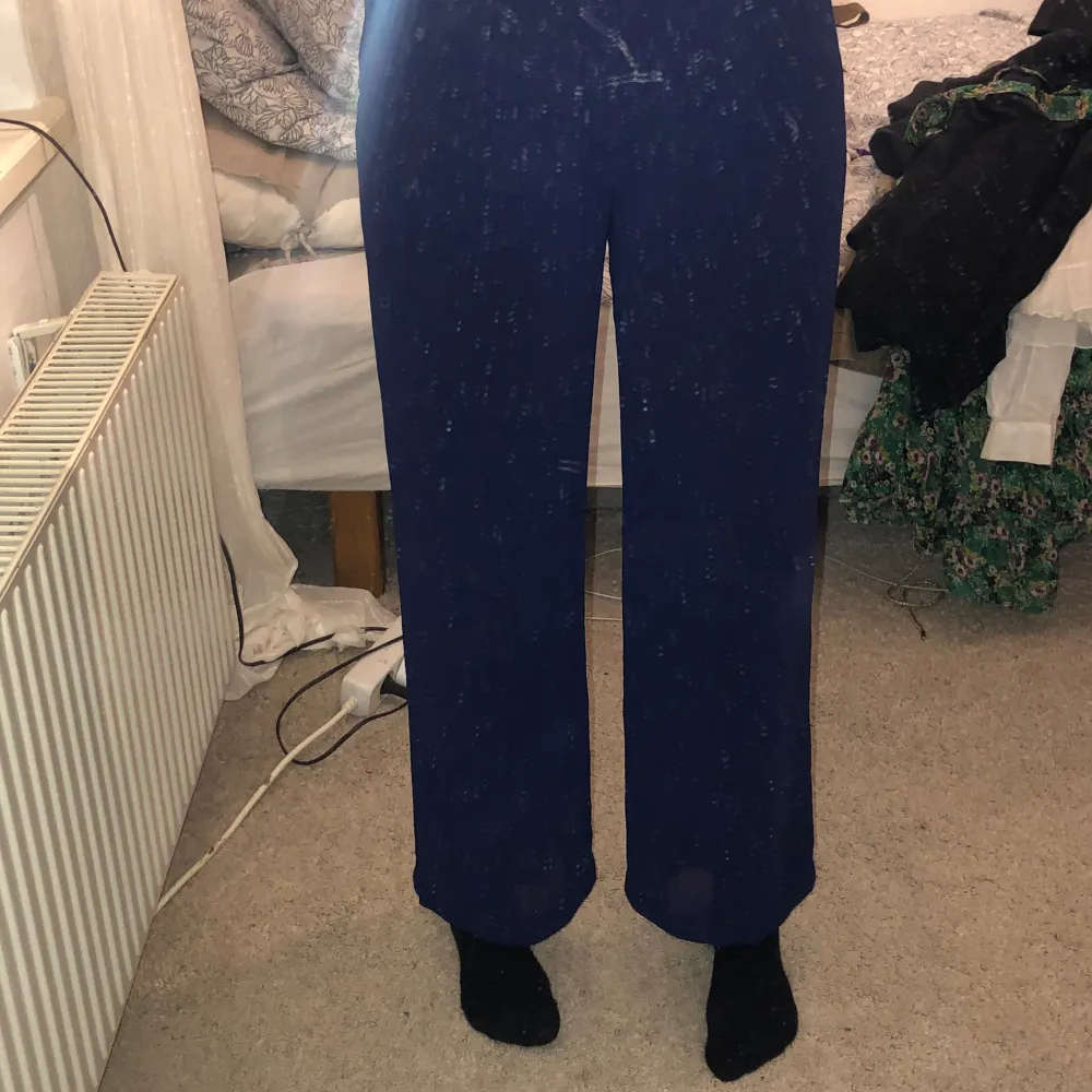 Jag säljer blåa kostymbyxor som är flowy och materialet är lite sheer men dom är inte genomskinliga eftersom det är dubbelt lager. Har köpt dom på secondhand och säljer pga att dom är för små.. Jeans & Byxor.