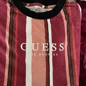 Guess striped T-Shirt - Skick: nyskick Storlek: M