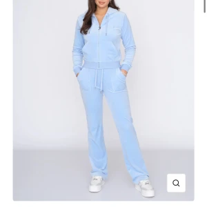 Juicy couture - Säljer mitt juicy set då de inte kommer till användning, nypris för hela sättet är 2500kr säljer hela sättet kombopris 999kr annars 600kr per del! Hör av er för egna bilder! Priset kan även diskuteras❤️