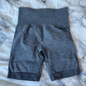 Träningsshorts från Shein - Fina gymshorts från Shein med scrunch i rumpan. Mycket bra skick!