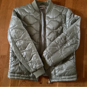 Vårjacka  - Säljer denna jätte fina vårjacka då den inte kommer till användning. Använd 2 gånger, nyskick💞