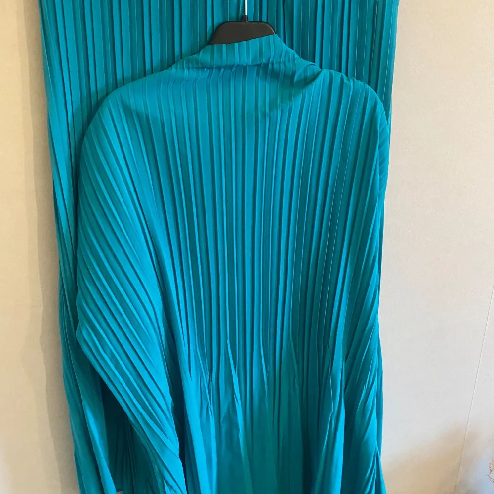 Använd 1 gång, överdel o kjol i turkos färg. 36 passar upp till M . Klänningar.