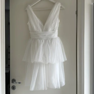 Klänning - Super gullig helt oanvänd klänning från Gina tricot! Perfekt att ha till studenten🤍 Nypris:599