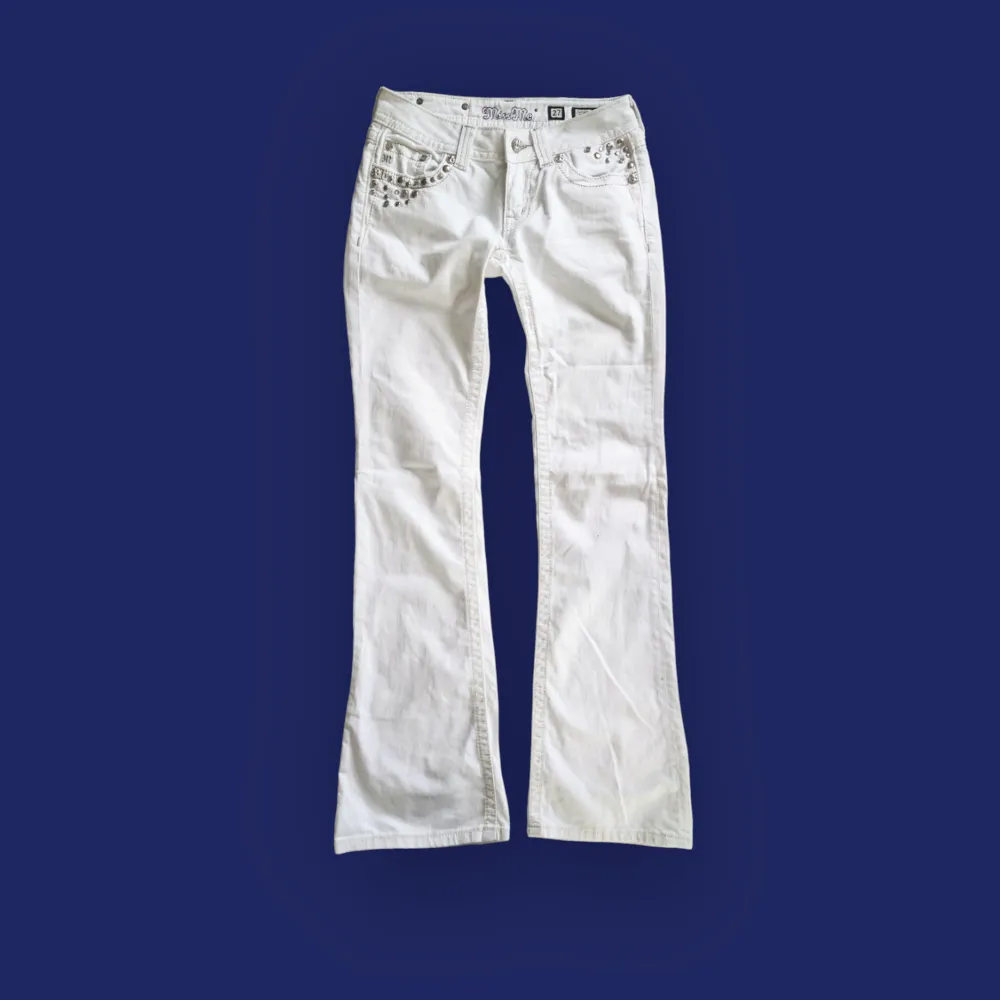 Vita lågmidjade flare/bootcut jeans med diamanter/rhinestones och flap pockets. Storlek W27 passar st 34 EU. Midja 39 cm, innerben 84cm. Fråga gärna om fler bilder 💕. Jeans & Byxor.