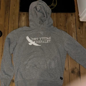 5. Grå Det Yttre Befälet Hoodie S - Det Yttre Befälet merch gjorda av bandet själva. Hoodie i bra skick.