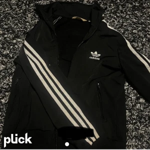 Adidas kofta M - LÅNADE BILDER!!❤️ koftan är i storlek M men sitter som en storlek S. Bra skick och om du undrar hur den ser ut på skriv privat ❤️