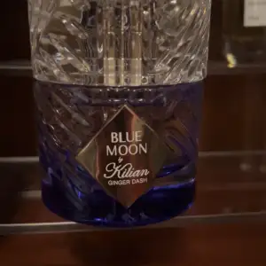 *Läs beskrivningen innan ni frågar*   Säljer min killian Blue Moon, det är 49/50ml kvar. Kommer med en full presentation.  Priset är redan prutat så alla bud kommer att ignoreras.  Finns att hämta i Göteborg men kan även fraktas. 