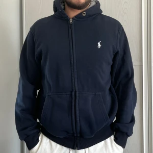 Ralph Lauren hoodie - Luvtröja från Ralph Lauren.  Har en mindre defekt som synd i den andra bilden, där metallringen har lossnat på högersida. Priset är därefter. 