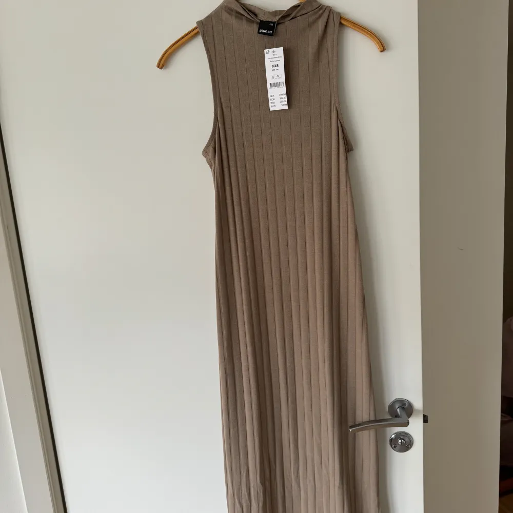 Säljer denna nya klänningen från Gina i storlek XXS, jag har vanligt vis M/S och på mig sitter den bra om man inte vill ha den oversized. Klänningar.