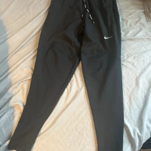 Nike byxor - Nike running byxor Mkt bra skick