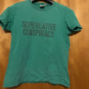 Wesc tshirt-babytee  - Äldre Wesc tshirt  Typ xs-s babytee fit Lite Washed look  Tror de e en barn tshirt 