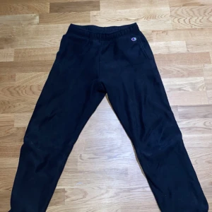 Champion byxor - Champion byxor storlek S,skick 9/10 svarta,används inte längre,priset kan diskuteras
