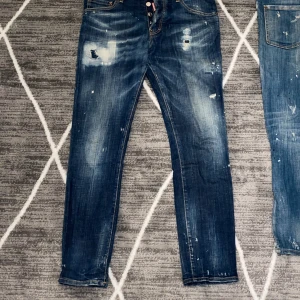 Dsquared2 byxor/jeans - Säljer dessa pga att dem är för små, ofta använda men fortfarande bra skick. Slå en pling vid fler frågor Pris kan diskuteras vid snabb affär 