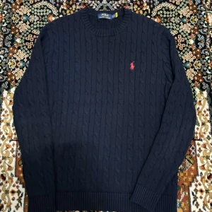 Stickad Ralph lauren - Säljer nu detta fina stickad polo Ralph lauren tröjan i mörkblå Storlek S Jätte bra skick har bara använt ett par få gånger 