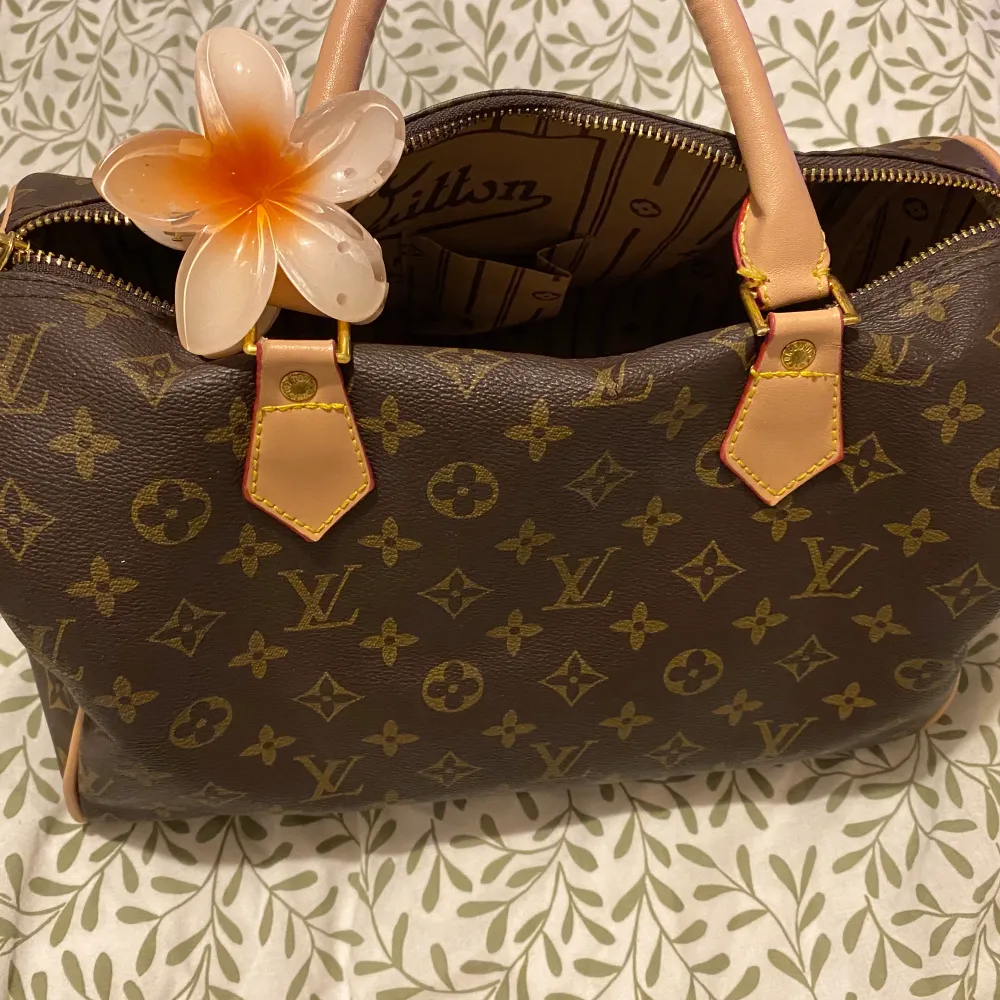 Fin och rymlig Louis Vuitton liknande väska 💘 . Väskor.