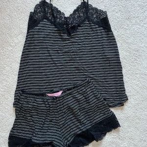 Pyjamas / sovkläder från Hunkemöller stl S - Nyskick  - Pyjamas / sovkläder / myskläder i stl S från Hunkemöller.   Nyskick då det endast är använt 1 gång.   Pris 100:- + porto (köparen står för porto) 