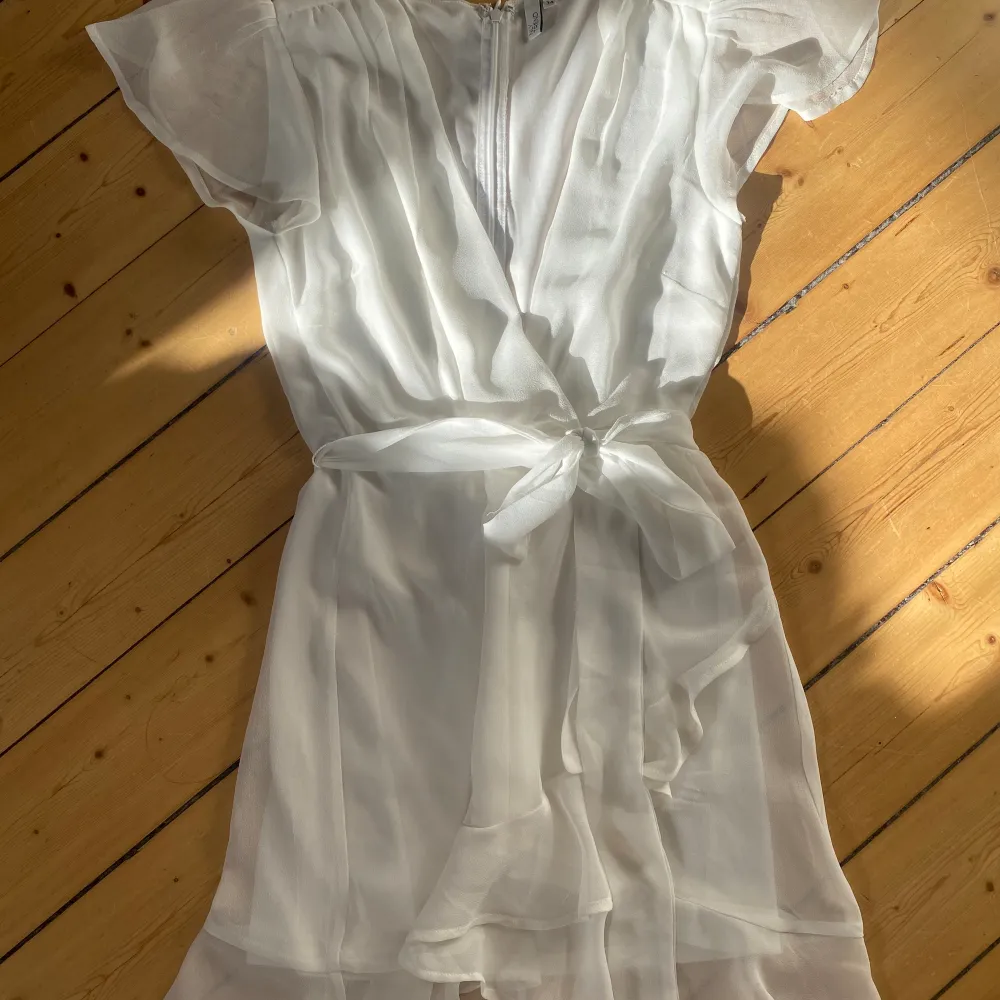 Superfin vit klänning som inte kommer till användning längre💗har ett band att knyta som man kan justera själv. (använd en gång). Klänningar.