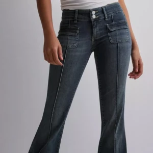 Nelly jeans - Säljer mina Nelly jeans eftersom den inte kommer till så mycket användning. Köpa i julas och nypris: 699kr💞