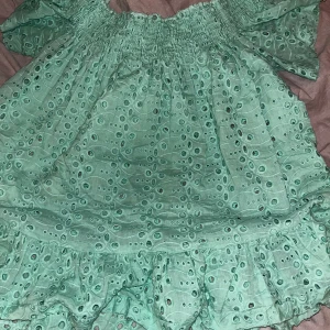 Grön topp - Grön broderi topp köpt utomlands som passar de flesta storlekarna, nyskick 💚