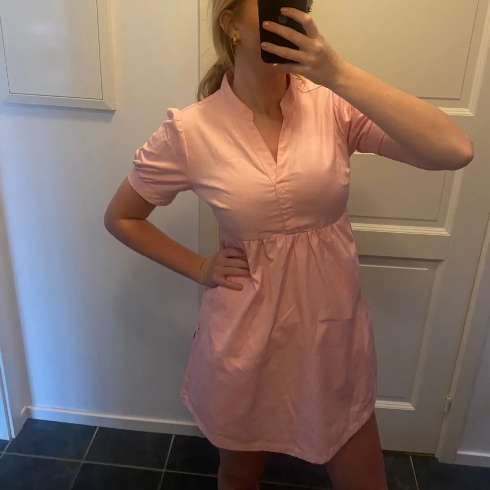 Jätte fin rosa klänning till sommaren i nyskick, storlek S. Klänningar.