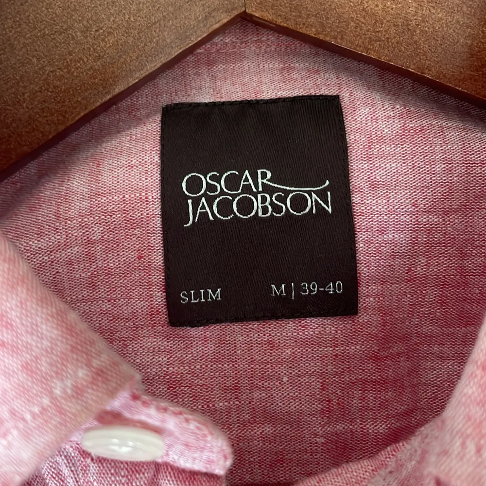 Säljer en rosa/röd Oscar Jacobsson linneskjorta i storlek M (39/40) i slimfit. Toppskick och väldigt bra kvalitet🙌🏼. Skjortor.