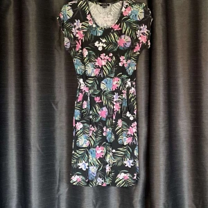 Klänning  - Fint skick använd ca 7 gånger 