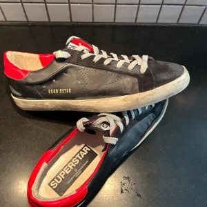 Golden goose deluxe brand strl 43 - Tja säljer dessa golden goose superstat deluxe brand svart röda i väldigt bra skick, säljer pga för små Cond 9.5/10 nästan inget tecken på användning Inget og (därav priset), kan däremot med säkerhet säga att dem är äkta! Bara höra av sig vid frågor!