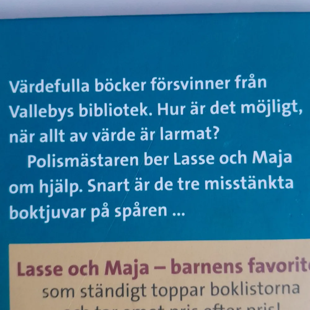 En bok om Lasse och Majas detektivbyrå, skriven av Martin Widmark och illustrerad av Helena Willis.📚🥰. Övrigt.