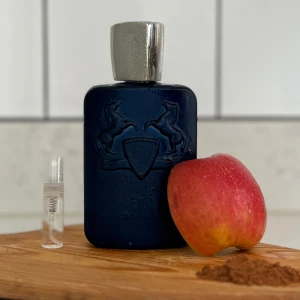 Pdm Layton sample 3ml - Säljer parfums de Marley Layton.   (3ml) kring 90 spray!   En fräsch söt doft med inslag av äpple och kanel. Luktar som en söt äppelpaj som är perfekt för sommarkvällar och vintern. Funkar när som helst var som helst.🍦🍎🥮
