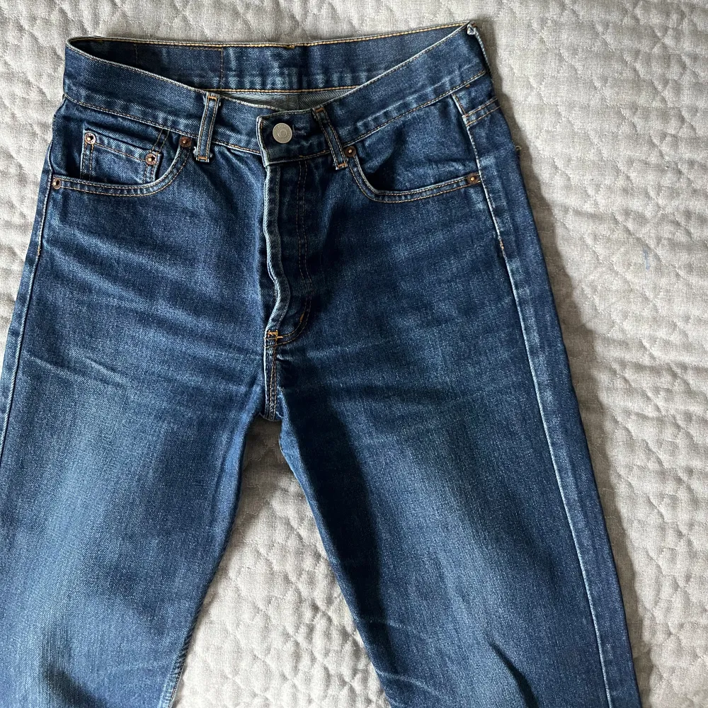 Jag tycker de passar mig precis som oftast bär strlk 36🌸 Har för mycket jeans så vill bara bli av med de😚 skriv om ni har frågor!. Jeans & Byxor.