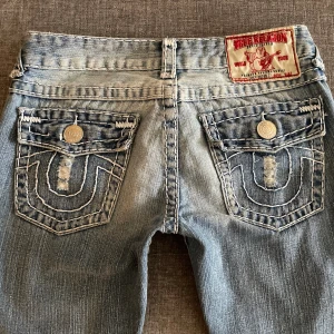 True Religion Flared Low waist Jeans - Super snygga Lågmidjade flared/bootcut True Religion jeans i toppskick! Storlek W27, midjemått 38 innerbenslängd 78. Jag är 165 och dom passar perfekt!  Tryck gärna på ”köp nu”!💗 Osäker på om jag vill sälja, därför ligger dom på det priset ❤️