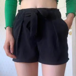 Ett par svarta shorts i skönt material med snörning från BikBok i strl 34!💓