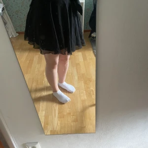 Kjol - Svart kort kjol i storlek 34, i mycket bra skick 