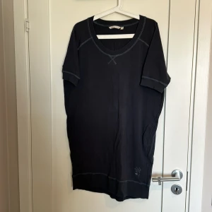 Klänning-house of lola  - Bekväm klänning i fint skick från house of lola. Skulle beskriva färgen som lite blå-grå Djur finns i hemmet!