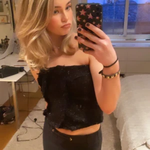 Glitter korsett - Säljer denna glitter korsett från zara. Fint skick, knappt använd. Storlek S. Nypris 559.