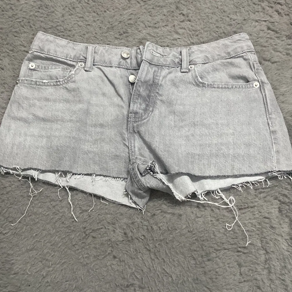 Jeans shorts i nyskick, säljer då de blivit för små.. Shorts.