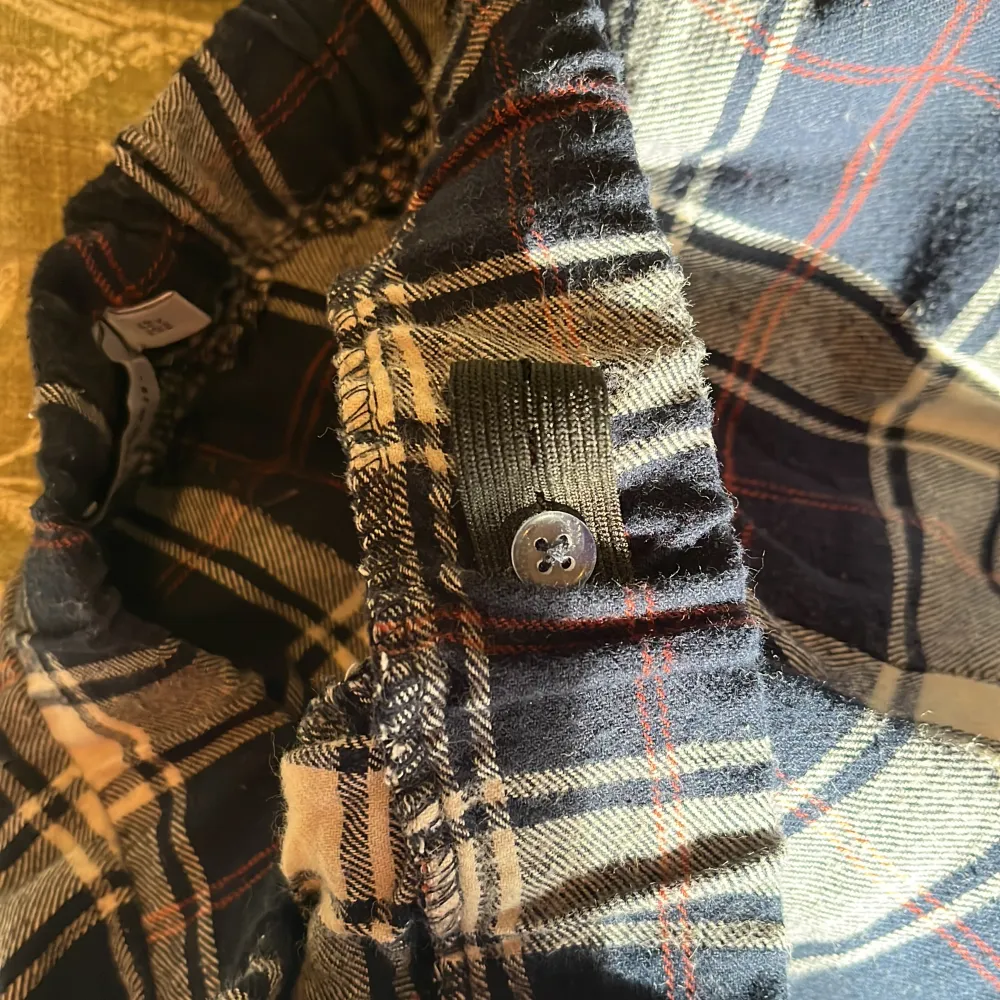 Säljer mina mysiga rutiga byxor då de tyvärr blivit för små. De är raka, har två fickor där fram och knappar där man kan reglera midjan (bild nedan). De är något tufsiga men inget som syns. Hör av er vid frågor eller funderingar🌸 Pris kan diskuteras💕. Jeans & Byxor.