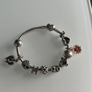 Pandoraarmband - Äkta pandoraarmband med 11 berlocker. ”Silver moments” länk, skulle uppskatta att det är värt cirka 4000 nypris!  Pris går att diskutera!💗 Berlocker kan säljas separat!